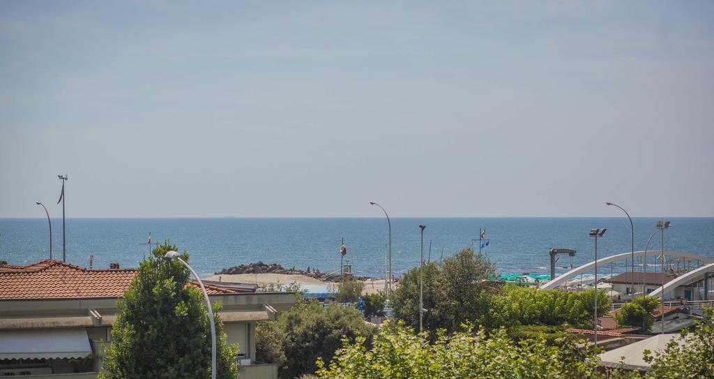 Hotel Dany Marina di Massa Exteriör bild